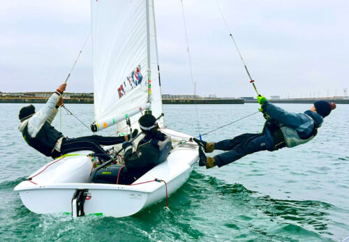 鹿児島の小中学生が閖上ヨットハーバーで470級ヨットに挑戦しました